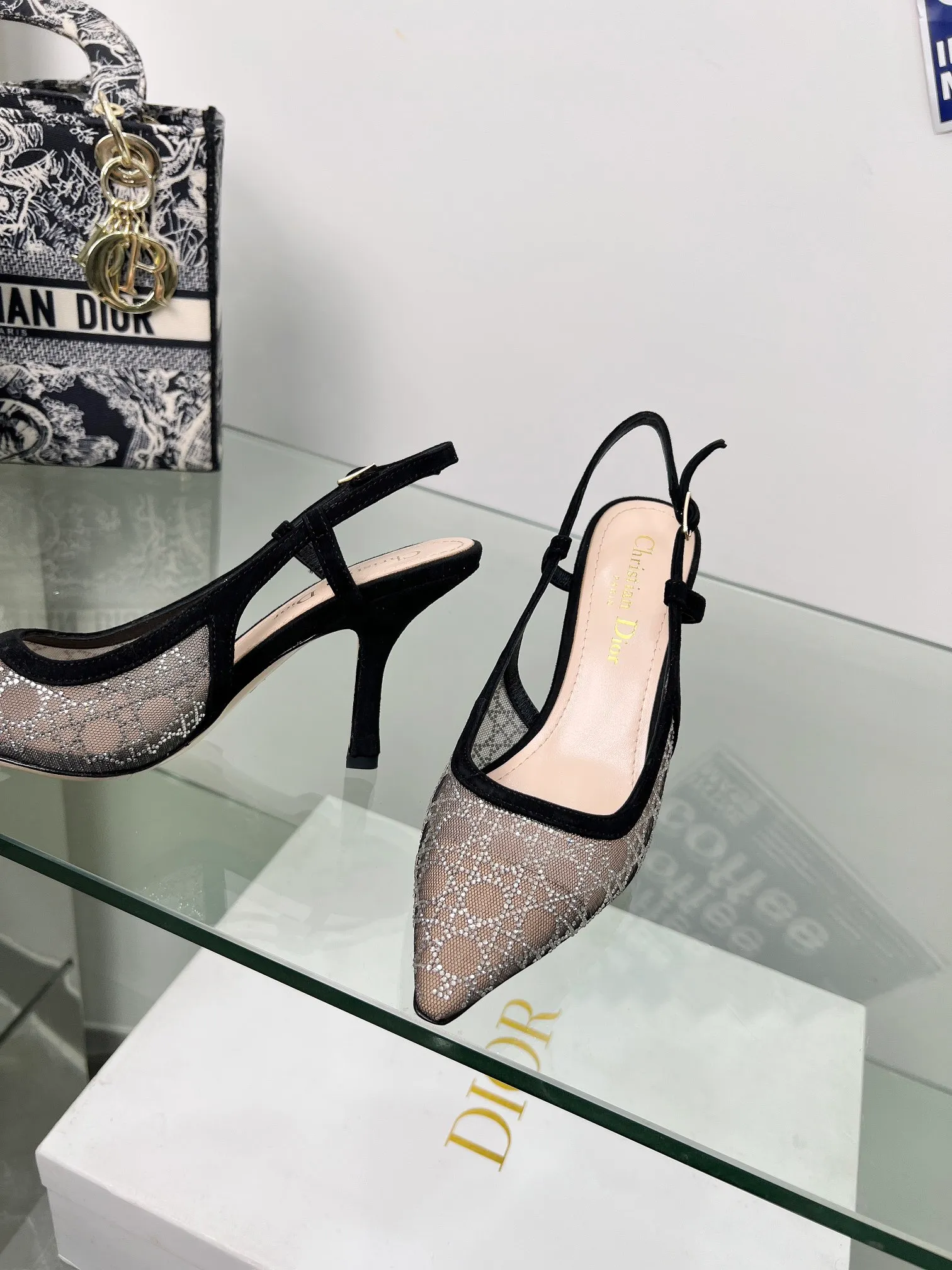 👟👟Ex-factory price 560👟👟Dior 2025 spring and summer catwalk new style bling...bling...crystal shoes Capture one-line high-heeled Mule women's shoes Star same rhinestone square toe cannage pattern cat heel slippers The top high-end version on the market Exclusive sale Material: original custom mesh inlaid with hot Australian rhinestones + water-dyed sheepskin feet + original molded hardware buckles + Italian leather outsole Heel height: 6.5CM/9.5CM size: 33-44 (33.34.40.41.42.43.44 is custom-made and cannot be returned or exchanged)